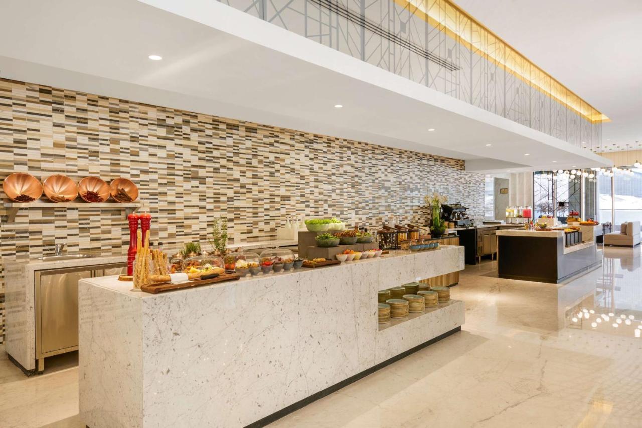 Wyndham Grand Doha West Bay Beach Экстерьер фото The buffet at the lobby