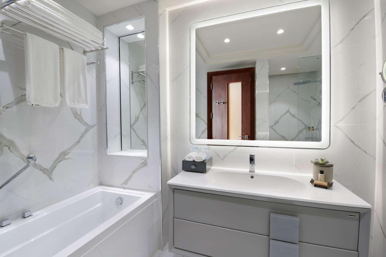 Wyndham Grand Doha West Bay Beach Экстерьер фото Bathroom
