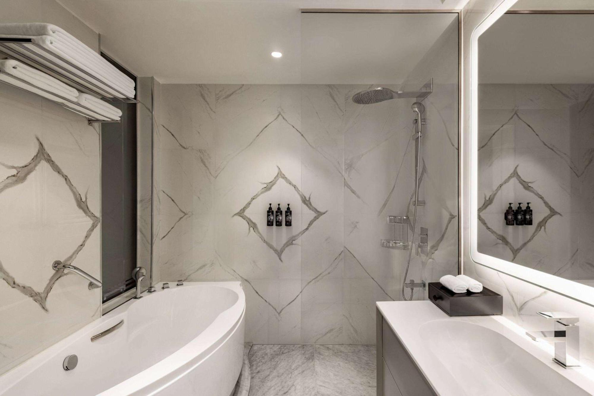 Wyndham Grand Doha West Bay Beach Экстерьер фото Bathroom