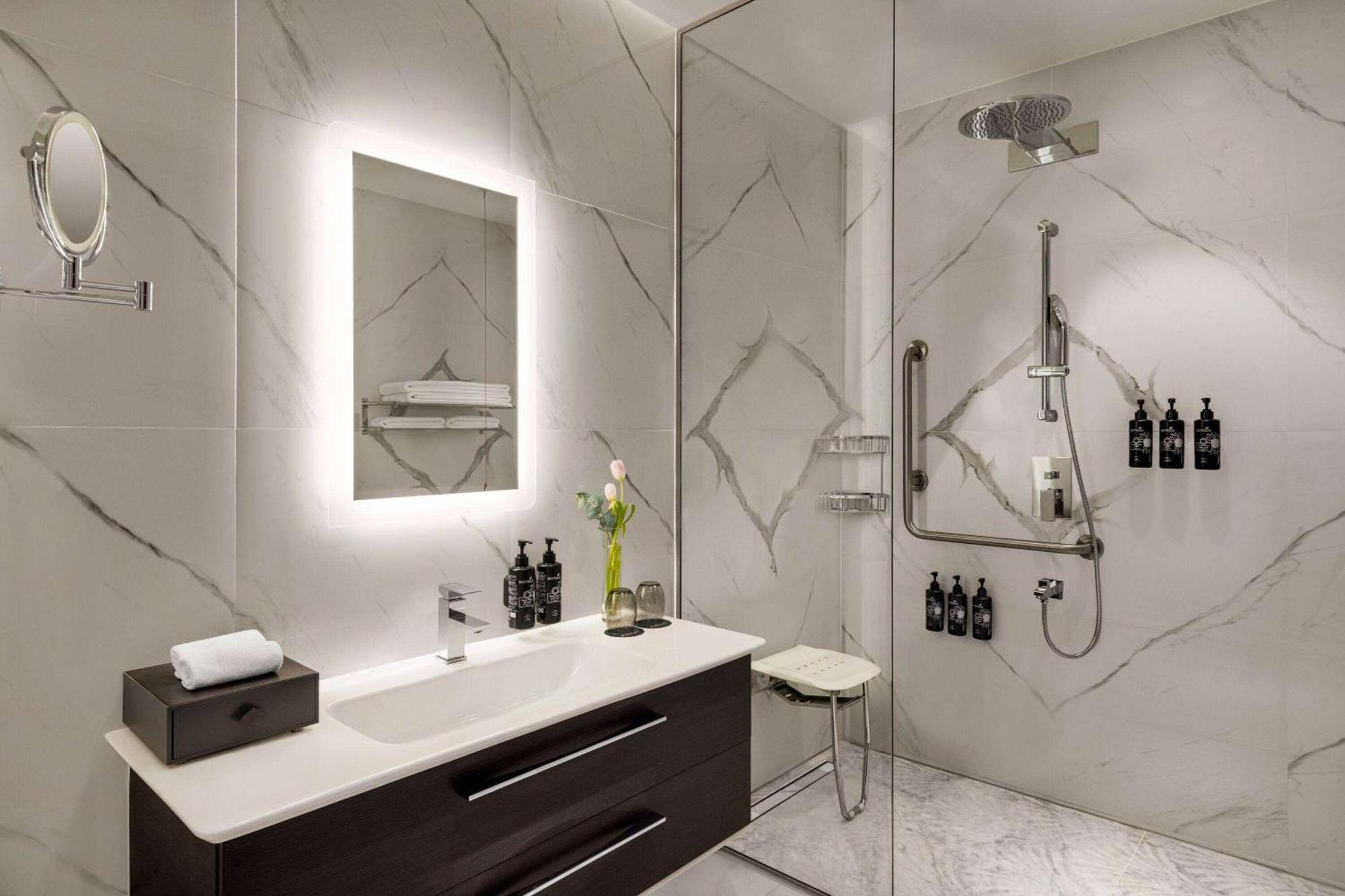 Wyndham Grand Doha West Bay Beach Экстерьер фото